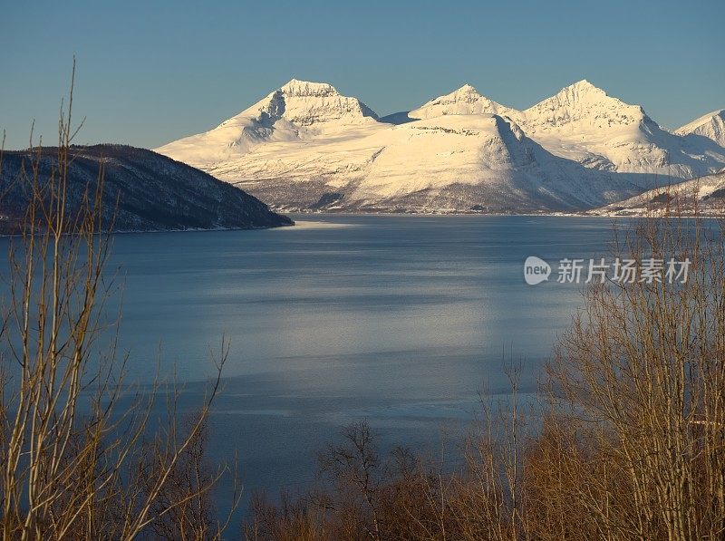 林根阿尔卑斯的白雪皑皑的山脉与峡湾的倒影- 5